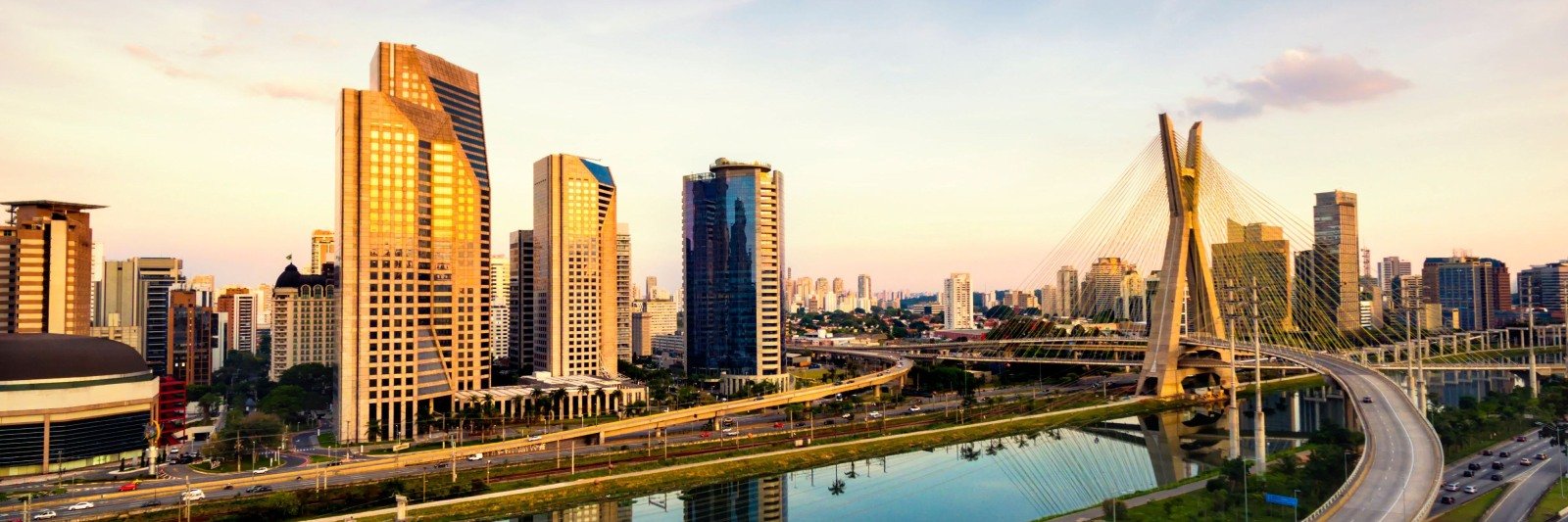 Panorama de São Paulo com a ponte estaiada